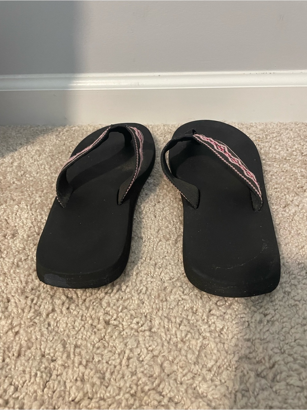 Reef Women’s Black Flip-Flops with Pink Patterned Straps - Picture 3 of 4